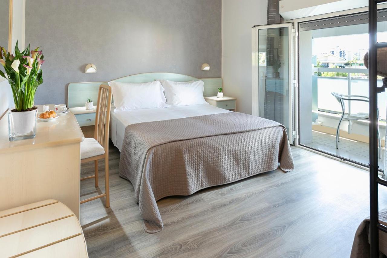 Hotel Zanarini In Centro A Riccione Exteriér fotografie