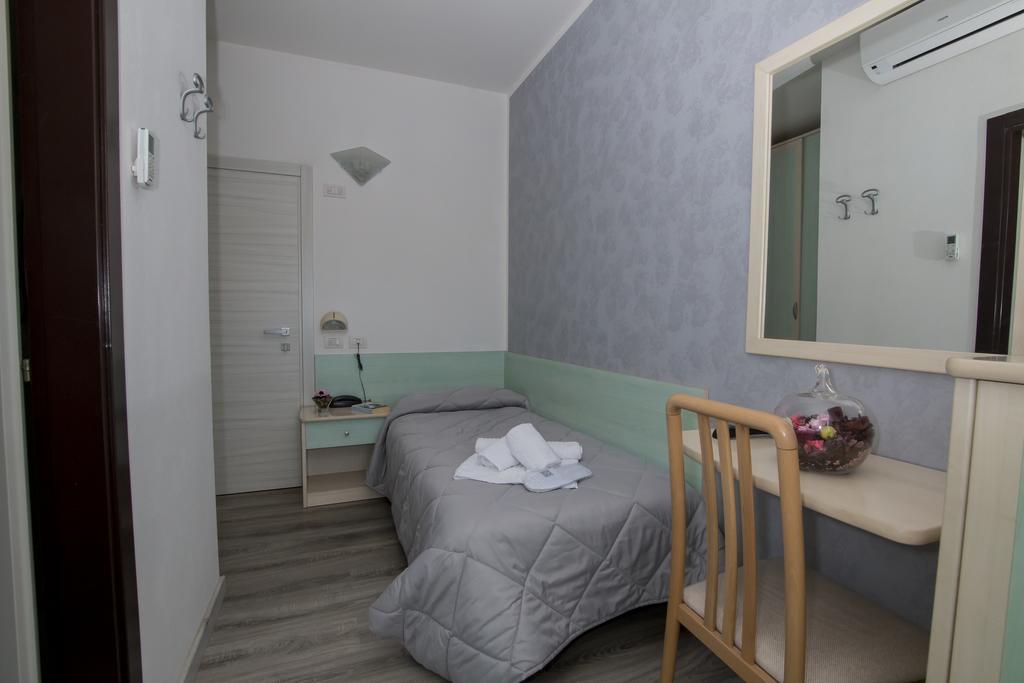 Hotel Zanarini In Centro A Riccione Pokoj fotografie