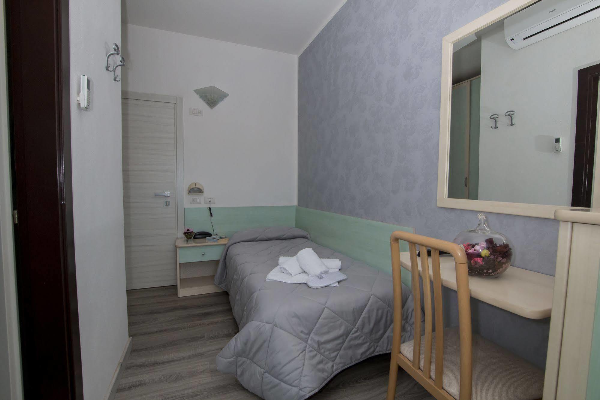 Hotel Zanarini In Centro A Riccione Exteriér fotografie